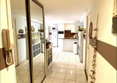 a hallway of a kitchen with a mirror at 2 pièces avec clim proche place Masséna in Nice