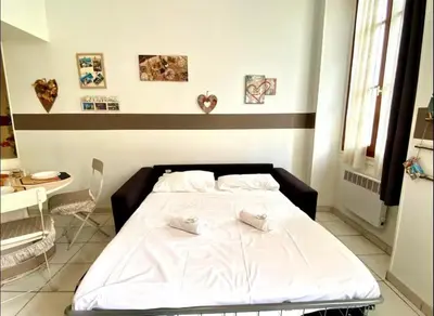 a bedroom with a white bed in a room at 2 pièces avec clim proche place Masséna in Nice