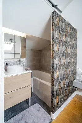 a bathroom with a tub and a sink at Duplex 4 pers Port de Nice avec parking in Nice
