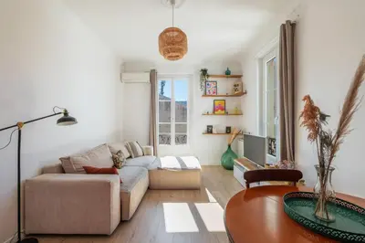 a living room with a couch and a table at 3 pieces lumineux avec balcon au coeur de la ville in Nice