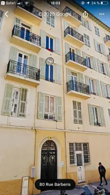 a building with a clock on the front of it at 3p proche Port in Nice