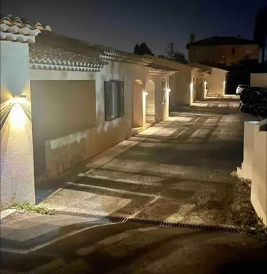 an empty street at night with lights on a building at DOMAINE LOU BEL AZUR - Paisible in Saint-Laurent-du-Var