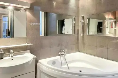 a bathroom with a white tub and a sink at Loft Carré d'or - Wifi, climatisation, 4 personnes in Nice