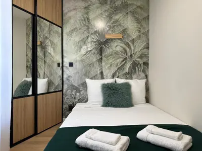 a bedroom with a bed with two towels on it at Côté Mer - Élégant 3 pièces, Wifi et climatisation in Nice