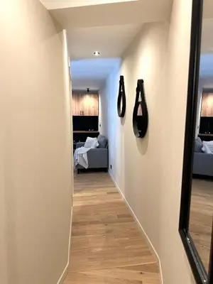 a hallway leading to a bedroom with a bed at Côté Mer - Élégant 3 pièces, Wifi et climatisation in Nice