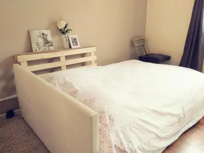a bedroom with a white bed in a room at Joli 2 pièces à 2 min de la plage in Nice
