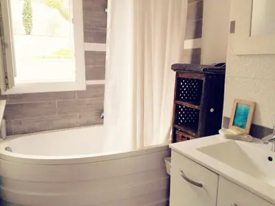 a bathroom with a tub and a sink at Joli 2 pièces à 2 min de la plage in Nice