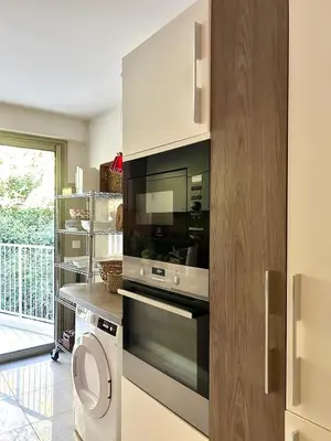 a kitchen with a microwave and a washer at Magnifique appartement - Vue mer in Nice