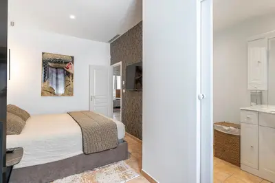 a bedroom with a bed and a bathroom at Appartement 2 chambres proche plage climatisé in Nice