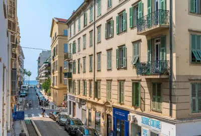 a view of a city street with buildings at Appartement 2 chambres proche plage climatisé in Nice