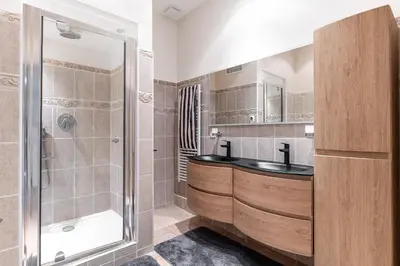 a bathroom with a sink and a shower at Appartement 2 chambres proche plage climatisé in Nice