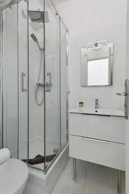 a bathroom with a shower and a toilet and a sink at Le Citadin - Hypercentre - Cosy - Shopping - WIFI in Nice