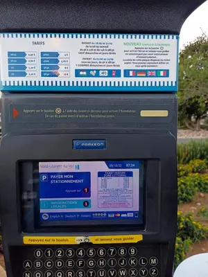 a parking meter with a sign on top of it at Studio calme proximité plage in Saint-Laurent-du-Var