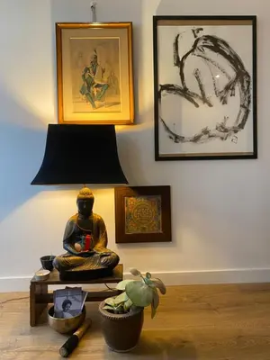 a room with a lamp and a statue on a table at Grand studio Zen à côté de la promenade des Anglais in Nice