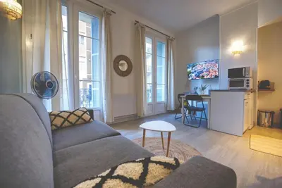 a living room with a couch and a table at Nouveau charmant Studio à 5 Minutes de la mer in Nice