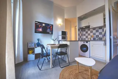 a small kitchen with a table and chairs in a room at Nouveau charmant Studio à 5 Minutes de la mer in Nice
