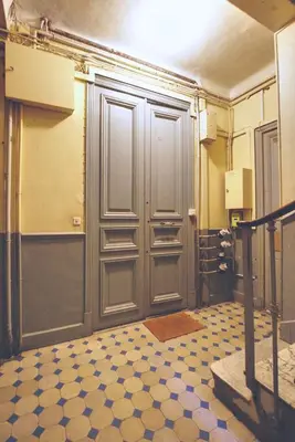 a room with a door and a tiled floor at Nouveau charmant Studio à 5 Minutes de la mer in Nice