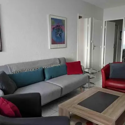 Spacious 2 BR 1 block from beaches - and the TRAM