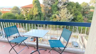 two chairs and a table on a balcony at Studio proche de la mer avec parking Cagnes-sur-Mer in Cagnes-sur-Mer