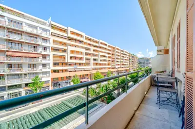 an apartment balcony with a view of a building at Studio moderne proche mer - Balcon et Climatisé in Nice