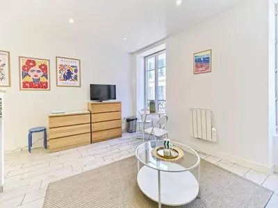 a living room with a coffee table and a tv at Studio Hyper Centre - WIFI - Central in Nice