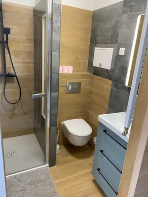a small bathroom with a toilet and a shower at Vacances à la mer in Cagnes-sur-Mer