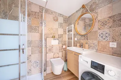 a bathroom with a sink and a washing machine at Maison 6-7p, Terrasses, proche Plages, Nice Centre in Nice