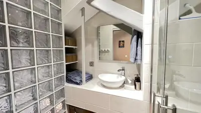 a bathroom with a sink and a mirror at Appartement moderne & calme proche mer et centre in Nice