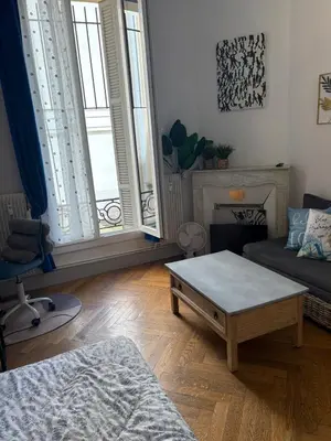 a living room with a couch and a coffee table at Studio spacieux - Centre de Nice, proche mer & gare in Nice
