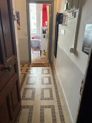 a hallway with a tile floor and a door at Studio spacieux - Centre de Nice, proche mer & gare in Nice