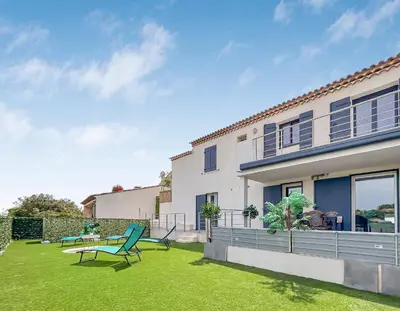 a yard with two chairs and a house at Havre de paix avec terrasse in La Gaude