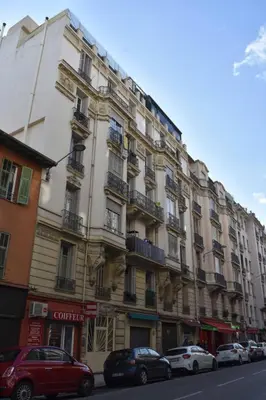 a large building with cars parked in front of it at Le charme de l'ancien, rénové - Nice - 4 personnes in Nice