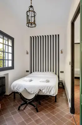 a bed in a room with a striped wall at Séjour de luxe sur les collines niçoises in Nice
