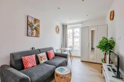 a living room with a couch and a tv at Magnifique studio en plein centre de Nice in Nice