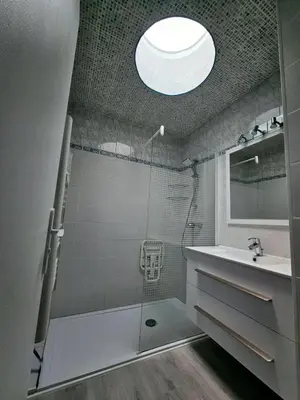 a bathroom with a shower and a sink at T2 Vue Mer avec Grande Terrasse & Parking 4 min Plage - SpiritofFamily06 in Cagnes-sur-Mer