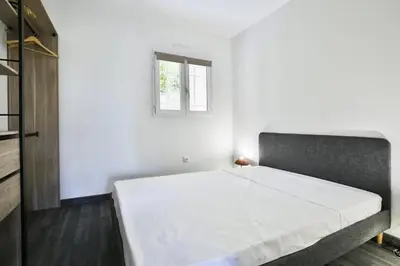 a bedroom with a large bed with a window at Superbe 2 pièce tout confort - AC, piscine, Park in Villefranche-sur-Mer