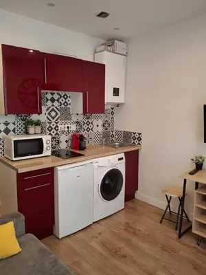 a kitchen with a washing machine and a microwave at Studio 1 pièce in Nice