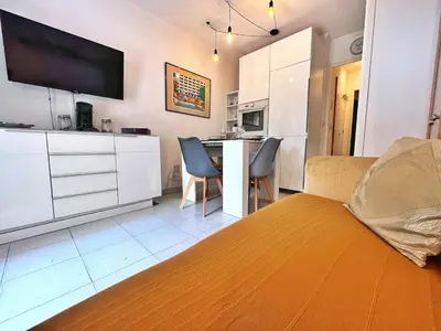 a room with a kitchen with a table and chairs at Rez de jardin privatif à 150m de la mer in Villefranche-sur-Mer