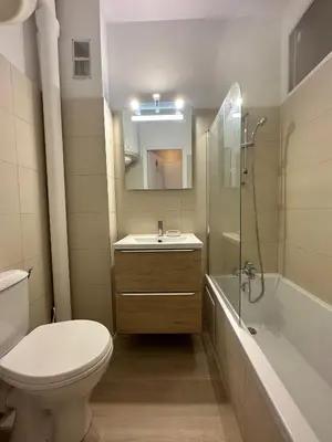 a bathroom with a toilet and a sink and a shower at Studio cosy avec balcon - Tramway au pied, proche centre in Nice