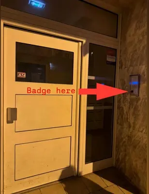 an open door with a red arrow pointing to a blade here at joli studio en face de la gare in Nice