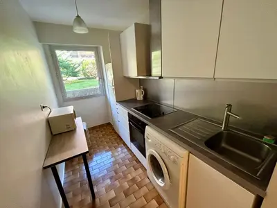 a kitchen with a sink and a washing machine at Apparemment 2P centre Nice in Nice