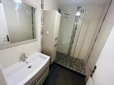 a white bathroom with a sink and a shower at Apparemment 2P centre Nice in Nice