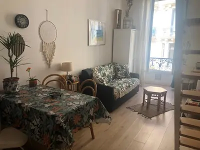 a living room with a table and a couch at Agréable studio cœur de Nice in Nice