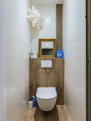 a bathroom with a toilet and a mirror at Elegant et lumineux 3 pieces Avenue Jean Medecin in Nice