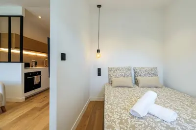 a small bedroom with a bed and a kitchen at Magnifique studio boulevard Gambetta - B in Nice