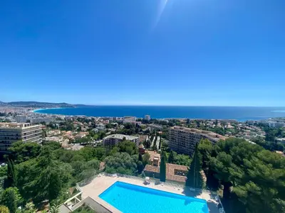 an overhead view of a swimming pool and the ocean at Nice Ouest-Splendide 3p, Roof-Terrace Panoramic Sea View in Nice