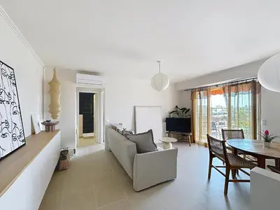a living room with a couch and a table at Azur in Cagnes-sur-Mer