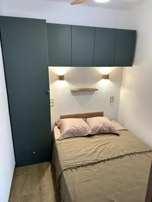 a bedroom with a bed with a blue cabinet at F1 Cozy, 150m de la mer in Cagnes-sur-Mer