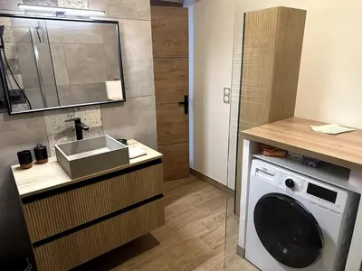 a bathroom with a sink and a washing machine at F1 Cozy, 150m de la mer in Cagnes-sur-Mer