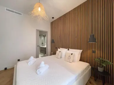 a bedroom with two white towels on a bed at Appartement Niçois - 3 Pièces au Centre in Nice